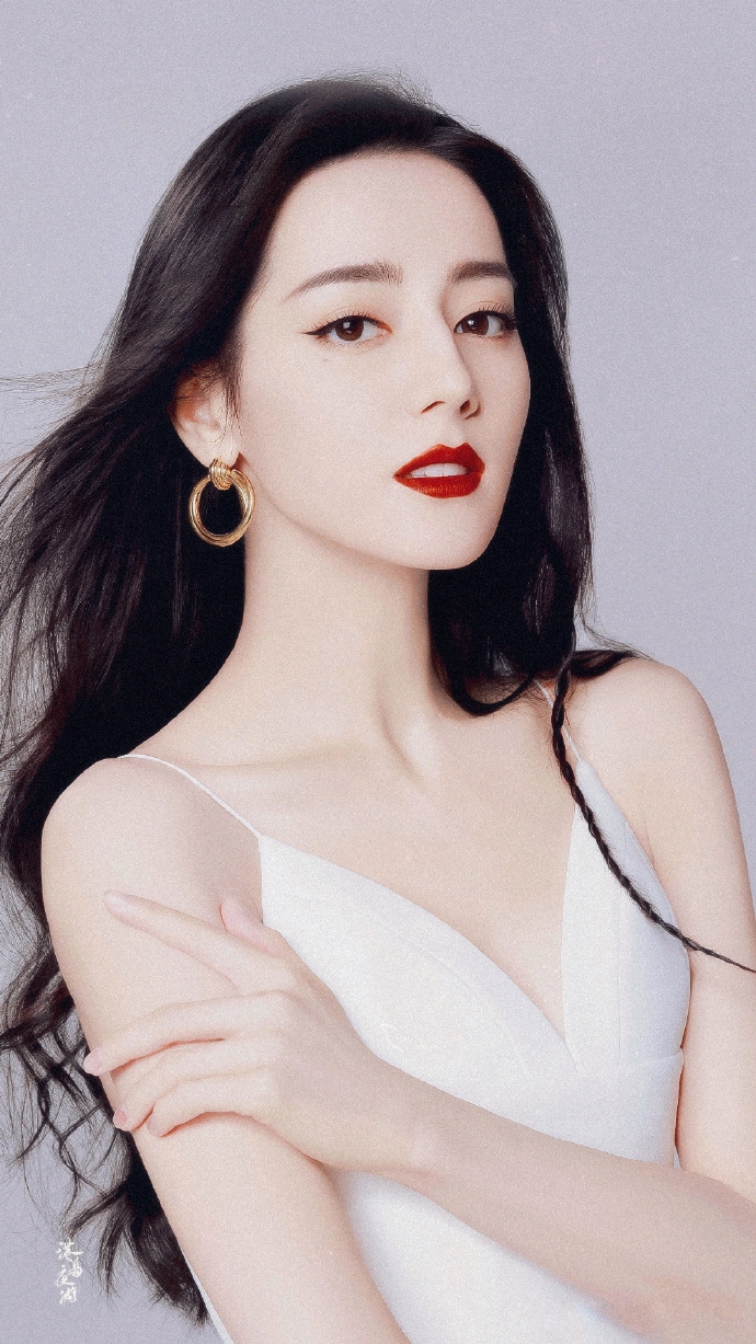 迪丽热巴|靠美貌、火辣身材出圈的迪丽热巴，是如何把自己“作死”的？