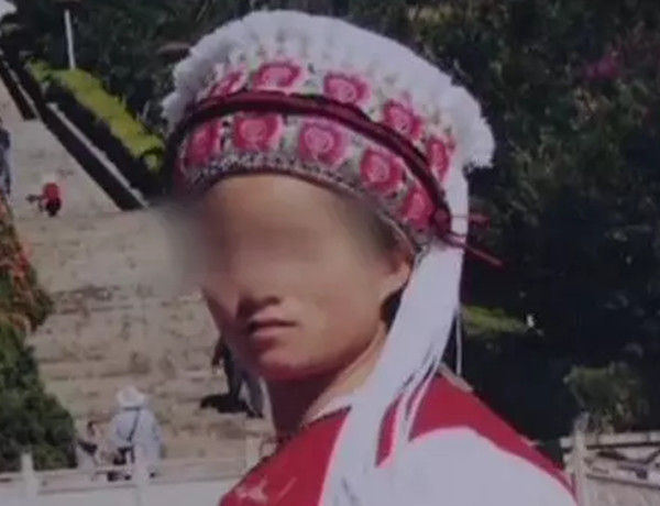 山洞女尸谜案:农村打工女被暴力掐颈致死,一块肚兜验身份