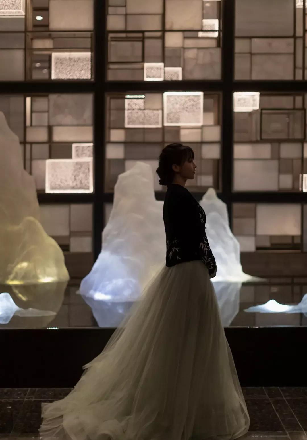 李子柒|李子柒微博之夜造型直播幻灭，脸颊浮肿嘴歪，穿高跟鞋难救身高