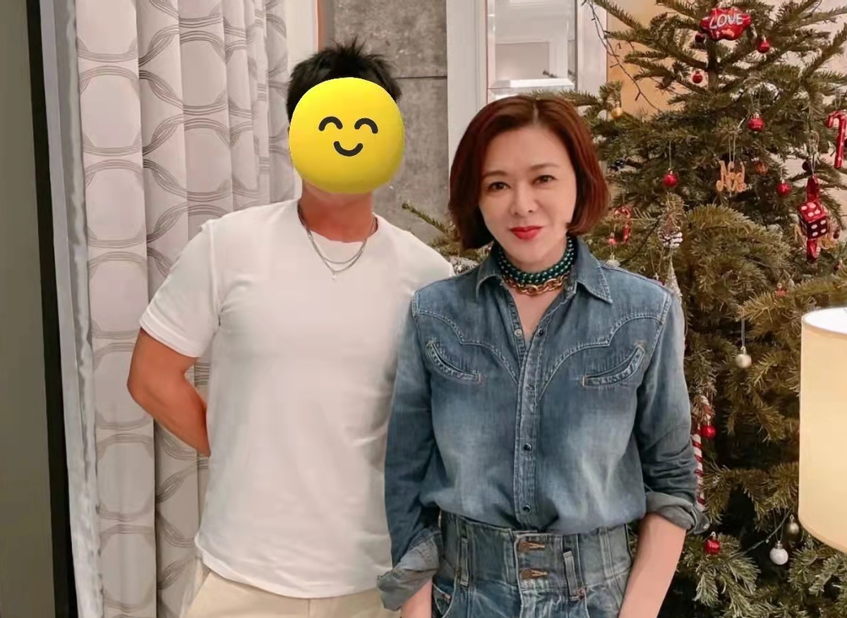 关之琳|59岁关之琳美颜也藏不住老态！穿牛仔扮嫩身材辣，近照不如王祖贤