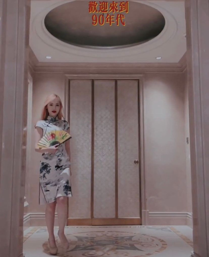 马蓉|马蓉穿旗袍秀婀娜身段，露一截白嫩小腿，身后豪宅富丽堂皇似城堡