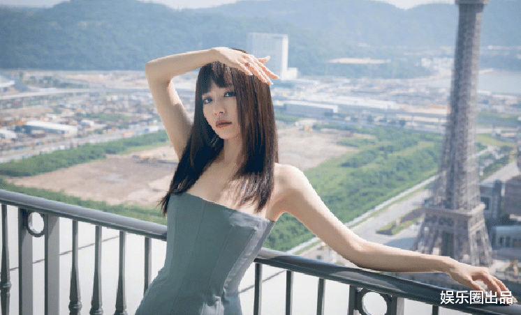 张靓颖|36岁的张靓颖在阳台上拍大片，服装造型引起热议，被指不像80后