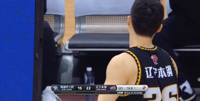 教练|辽宁男篮争议一幕：张镇麟要球队友没给，81岁老帅怒了，双目圆瞪