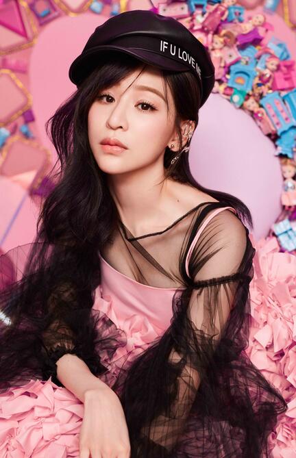 全球时尚号|“甜心教主”王心凌难得露面,穿拼色短衫显甜美,锁骨太“秀”