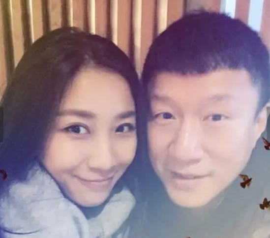 周星驰|孙红雷带小娇妻露面啦！虽然相差15岁，但爱得十分火热