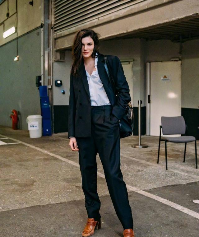 望江楼外楼|年过50的女人，穿衣打扮别作妖，只要做到：不装嫩也不显老就好看