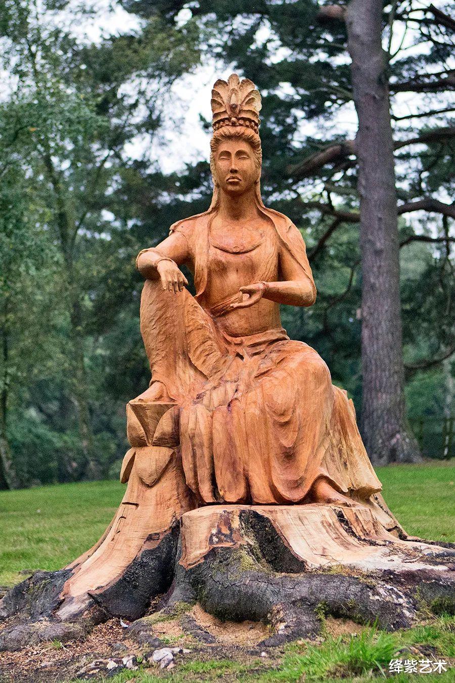 |他拿着电锯去森林，直接用电锯在树上雕刻，?锯出能生长的木雕