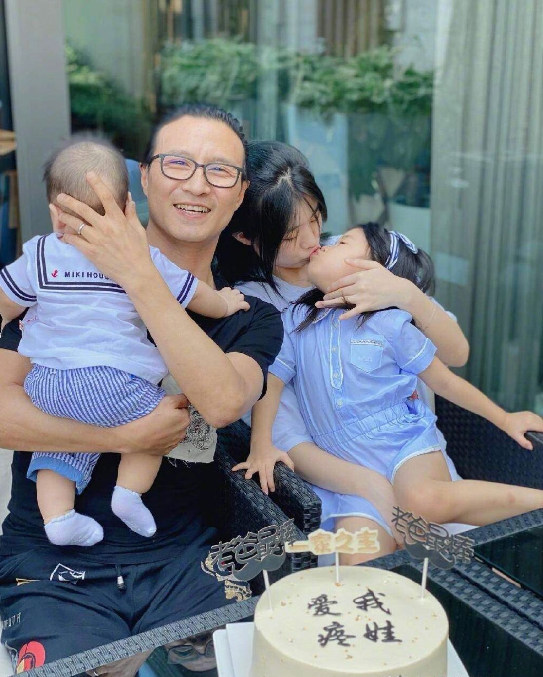 闲鱼有话说 汪峰一家四口出游,章子怡素颜出镜面容憔悴,两娃打扮得倒挺时髦