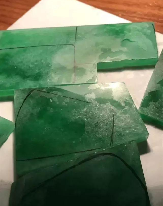 翡翠|1.3万捡漏的翡翠小色料，雕出一块山水牌，结果差点吓懵雕刻师