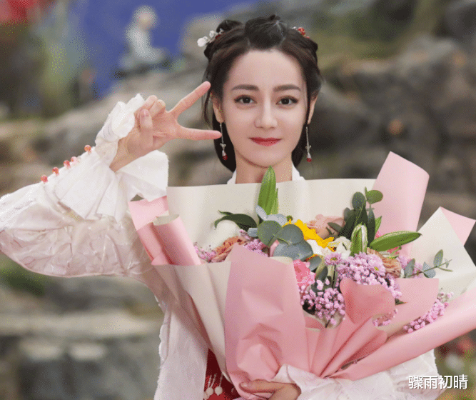 迪丽热巴|这么快就杀青了？迪丽热巴晒照庆祝，古装颜值居然如此抗打