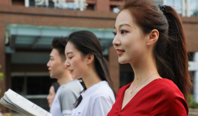 校花|网曝冯琳保研复旦,本人称“没入职,继续念书”,升级为复旦校花