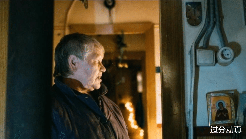 俄羅斯老婦在鐵桶裡生活35年，沒水沒電沒暖氣，稱住這比養老院強-圖8
