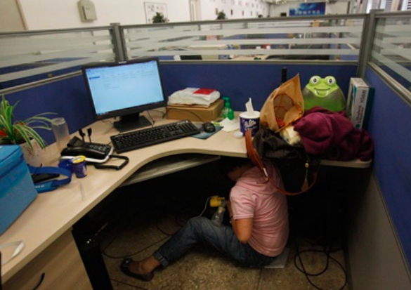 兜妈爱叨叨|“背奶妈妈 ”有多辛酸？办公桌下挤母乳，同事嘲我没有羞耻心