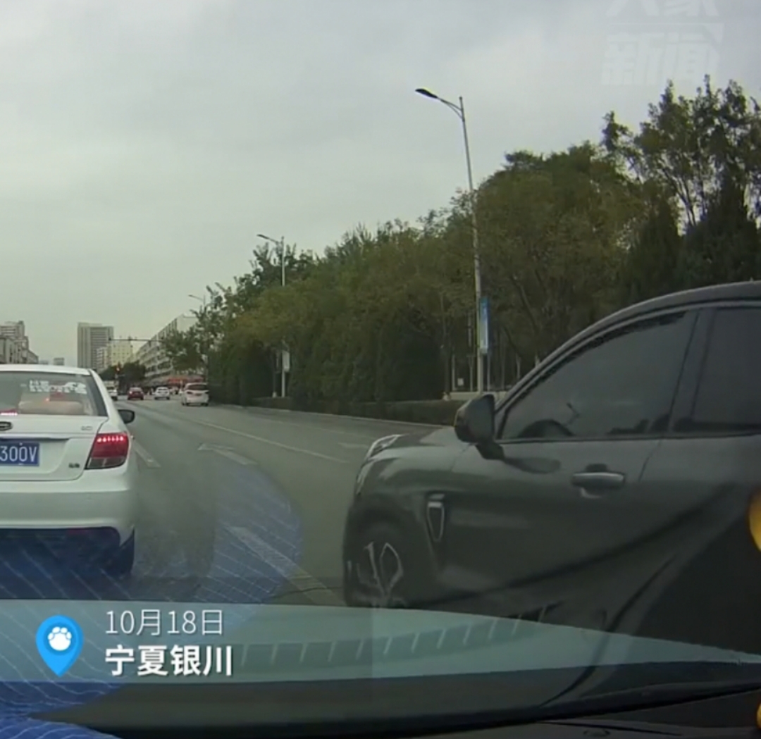 最近,宁夏银川一美女用可爱的手势提示后车给自己让行,后车小伙看到后果断让行
