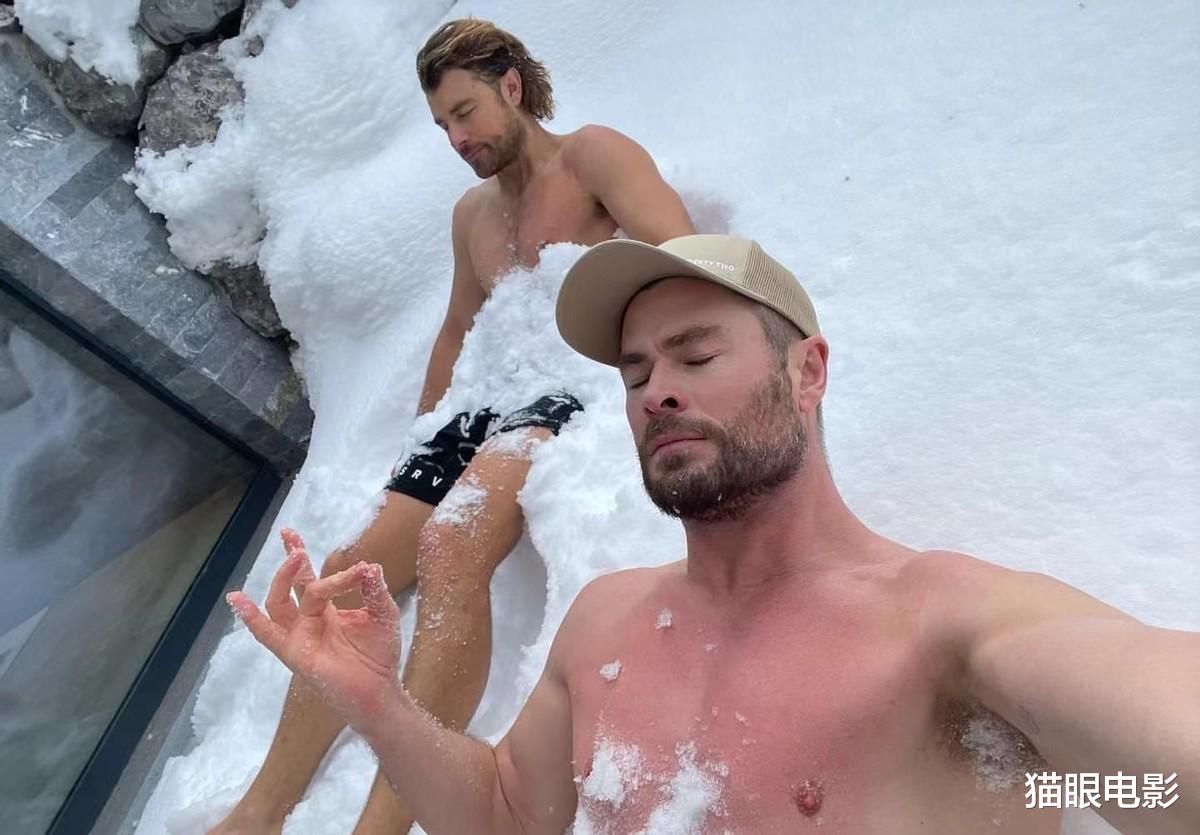 克里斯·海姆斯沃斯|漫威雷神一家5口度假！3个儿女金发抢镜，孩子还穿了猫版复联英雄