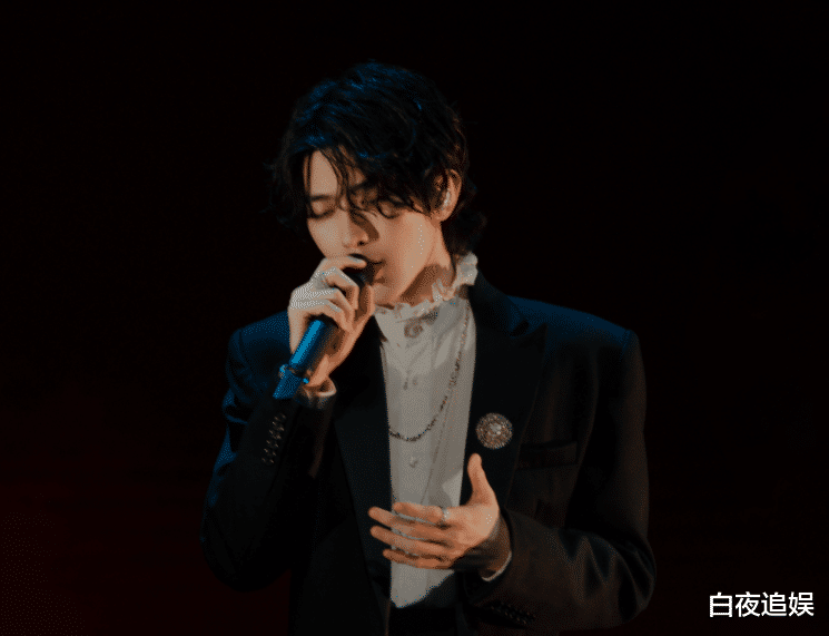 蔡徐坤|蔡徐坤真人颜值高不高？露脸品牌直播，无修镜头下的脸蛋真实了