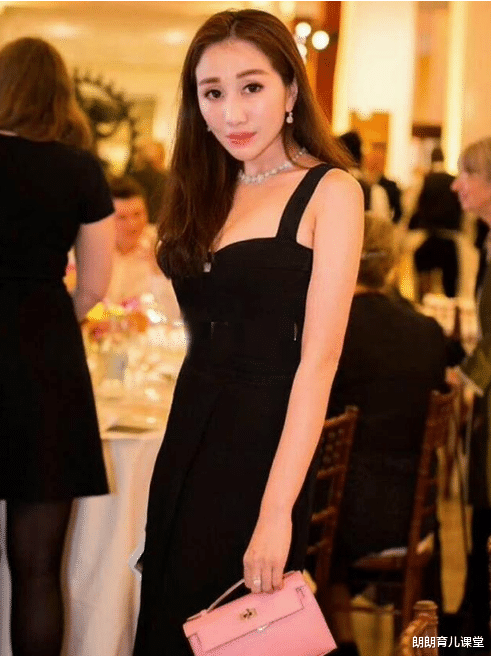 李小璐|赌王女儿怀孕胖成“球”，产后瘦身成功仍被吐槽：屁股下垂那么多