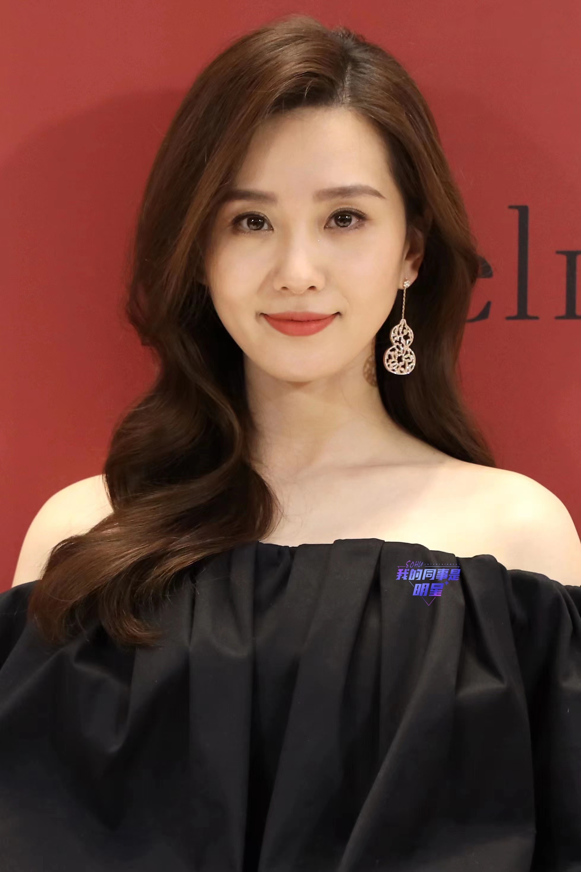 刘诗诗|刘诗诗线下活动生图状态绝了，黑色一字连衣裙，露出完美肩颈线