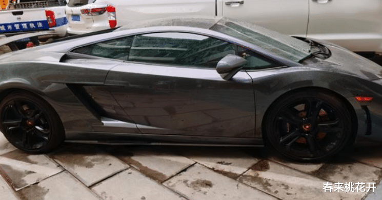 春来桃花开 男子同时交20余名女友，3名女子同住一栋楼，一女被骗900多万元