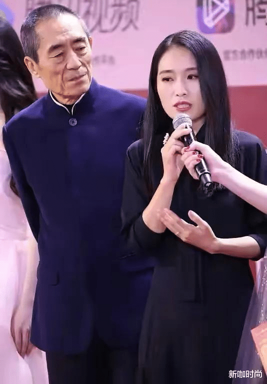 新咖时尚|张艺谋长女越来越美，穿黑色长裙优雅迷人，同框老爸气场丝毫不输