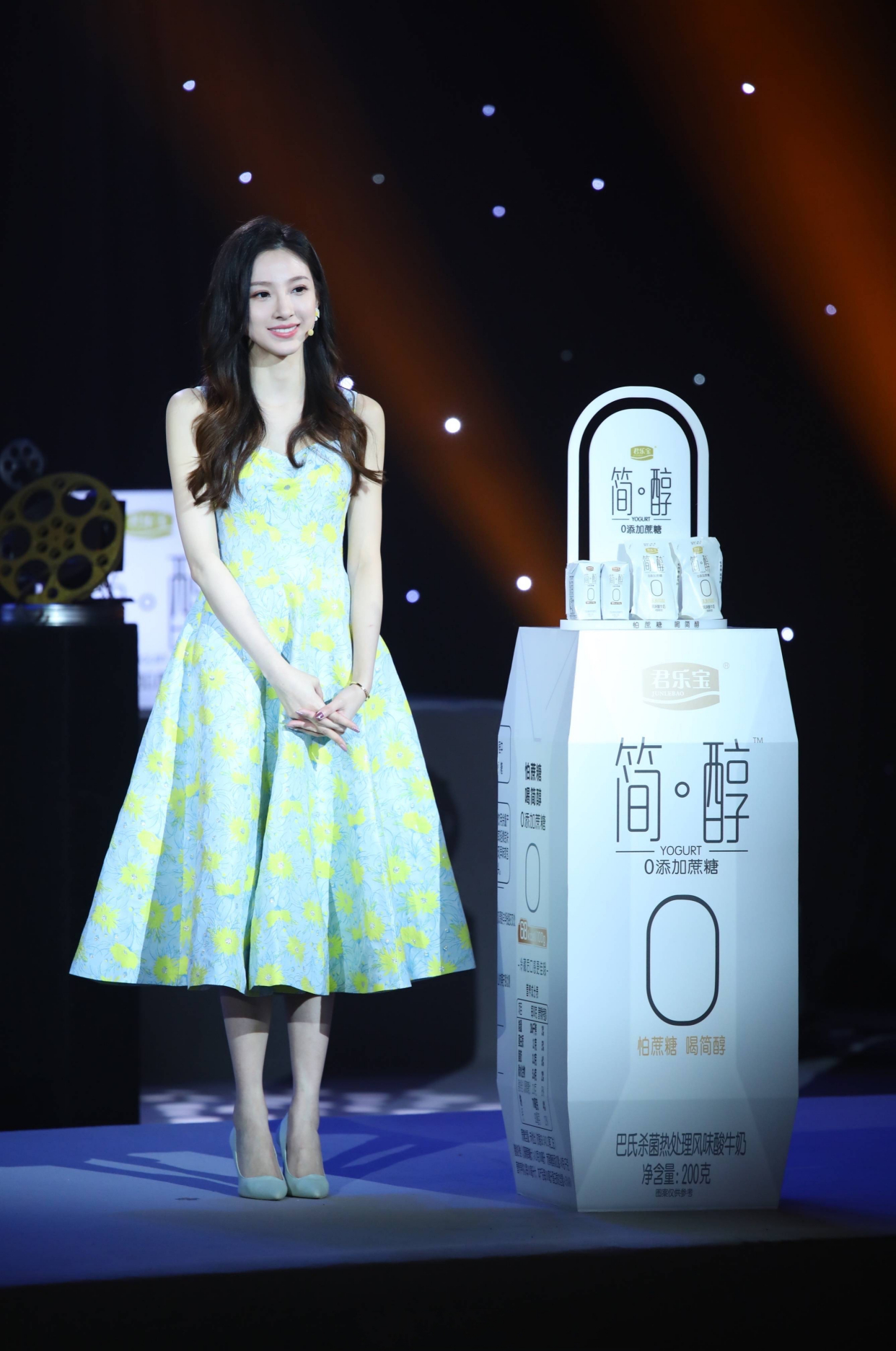哚乐Like时尚|央视美女马凡舒，身着复古蕾丝红裙真惊艳，颜值身材堪比女团门面