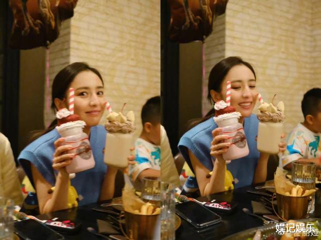 佟丽娅|陈思诚跟佟丽娅带娃逛环球影城，帮前妻拿着小黄人玩偶，全程很低调