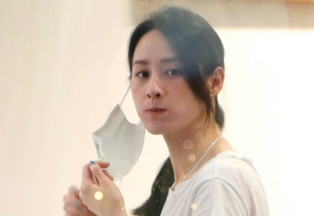 曾恺玹|37岁曾恺玹近况曝光，摘下口罩似出水芙蓉，7岁爱女电眼神似妈咪