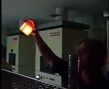 |你可以徒手拿起1200°C瓷砖