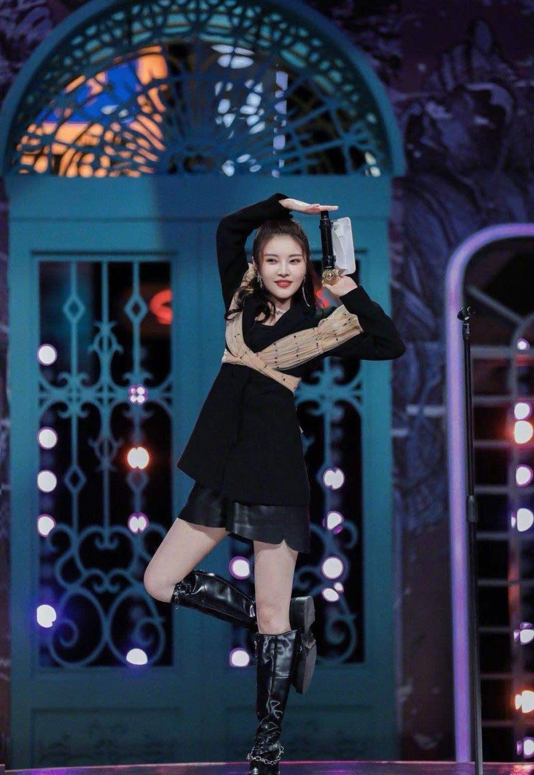 口红|袁泉换新发型“火”了！超短发搭配一身黑惊艳亮相，意外高级洋气