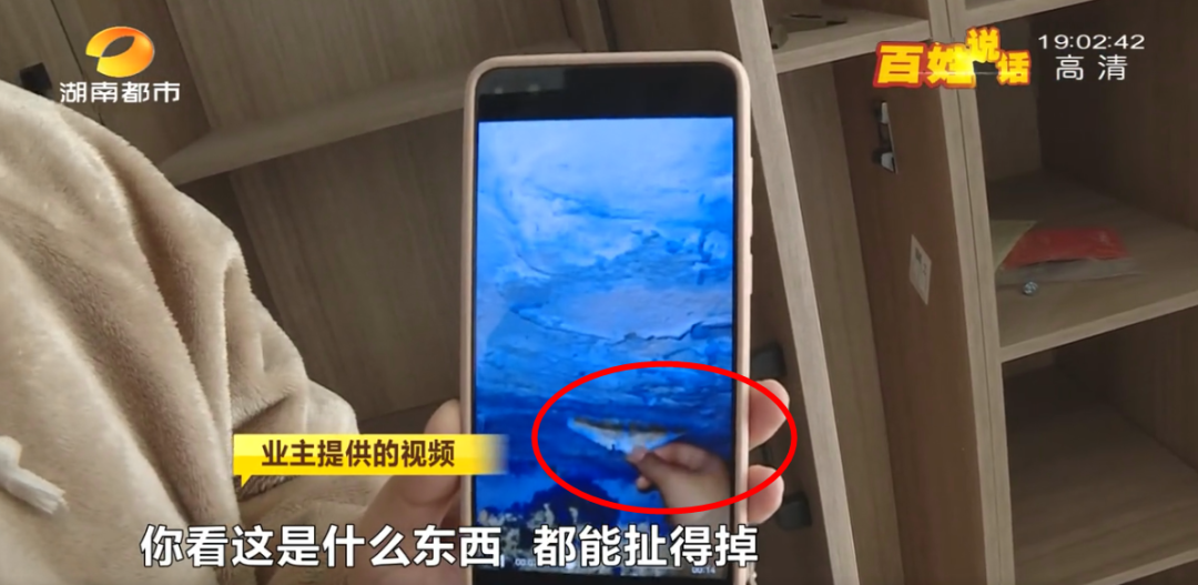 墙砖一碰就掉,衣柜开裂…元旦结婚,婚房还没装修好!小两口急坏