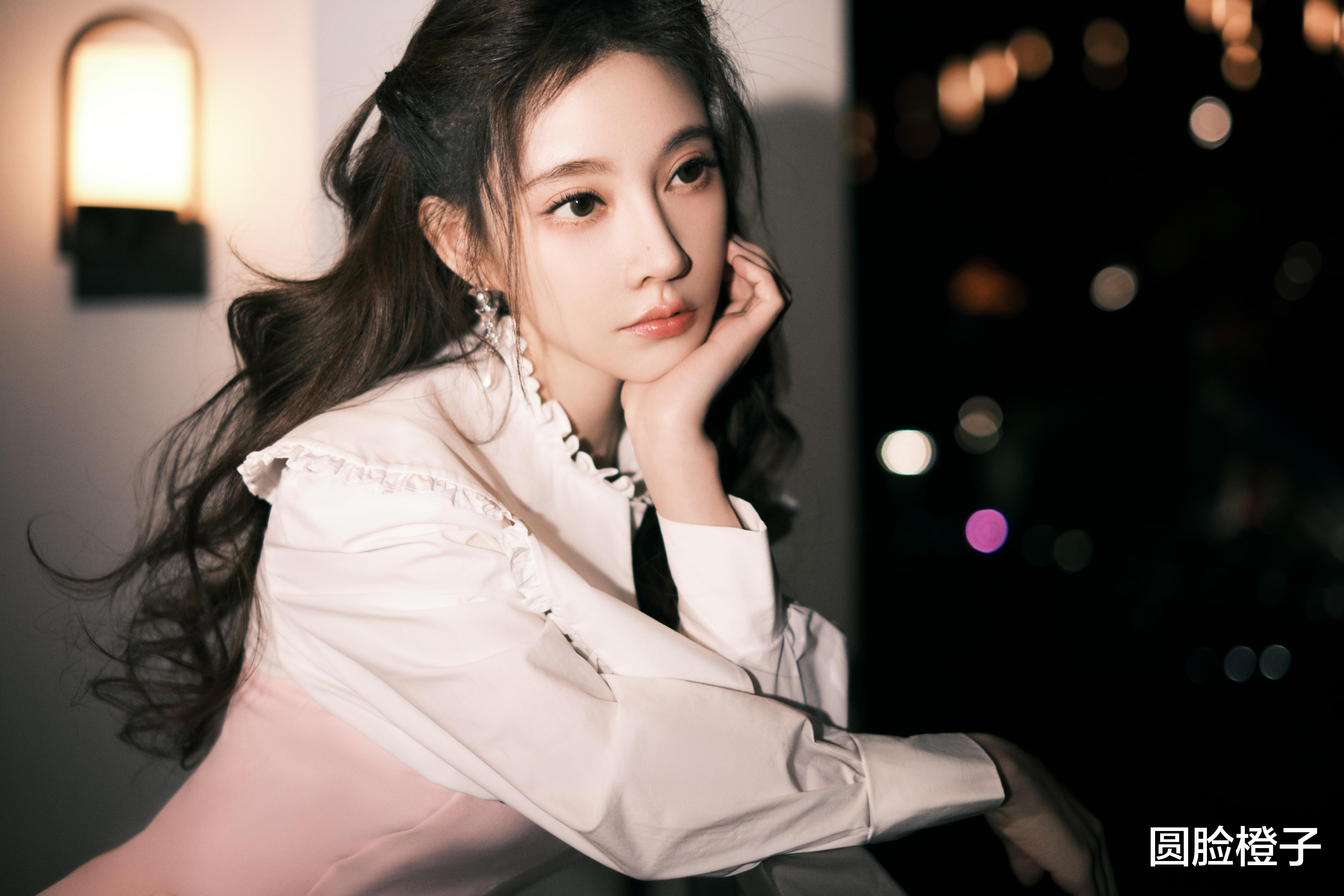 冯提莫|太美了！冯提莫一袭粉色礼服献唱“最美的夜”，人美歌甜赏心悦目