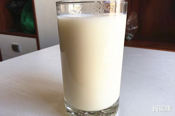 牛奶|中老年人每天喝牛奶和不喝牛奶，身体会有差异吗? 解开你的疑问