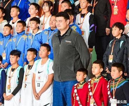 羅梅盧·盧卡庫(kù)|姚明球場(chǎng)上課！身價(jià)上億仍穿著樸素，如今發(fā)福嚴(yán)重體重超400斤