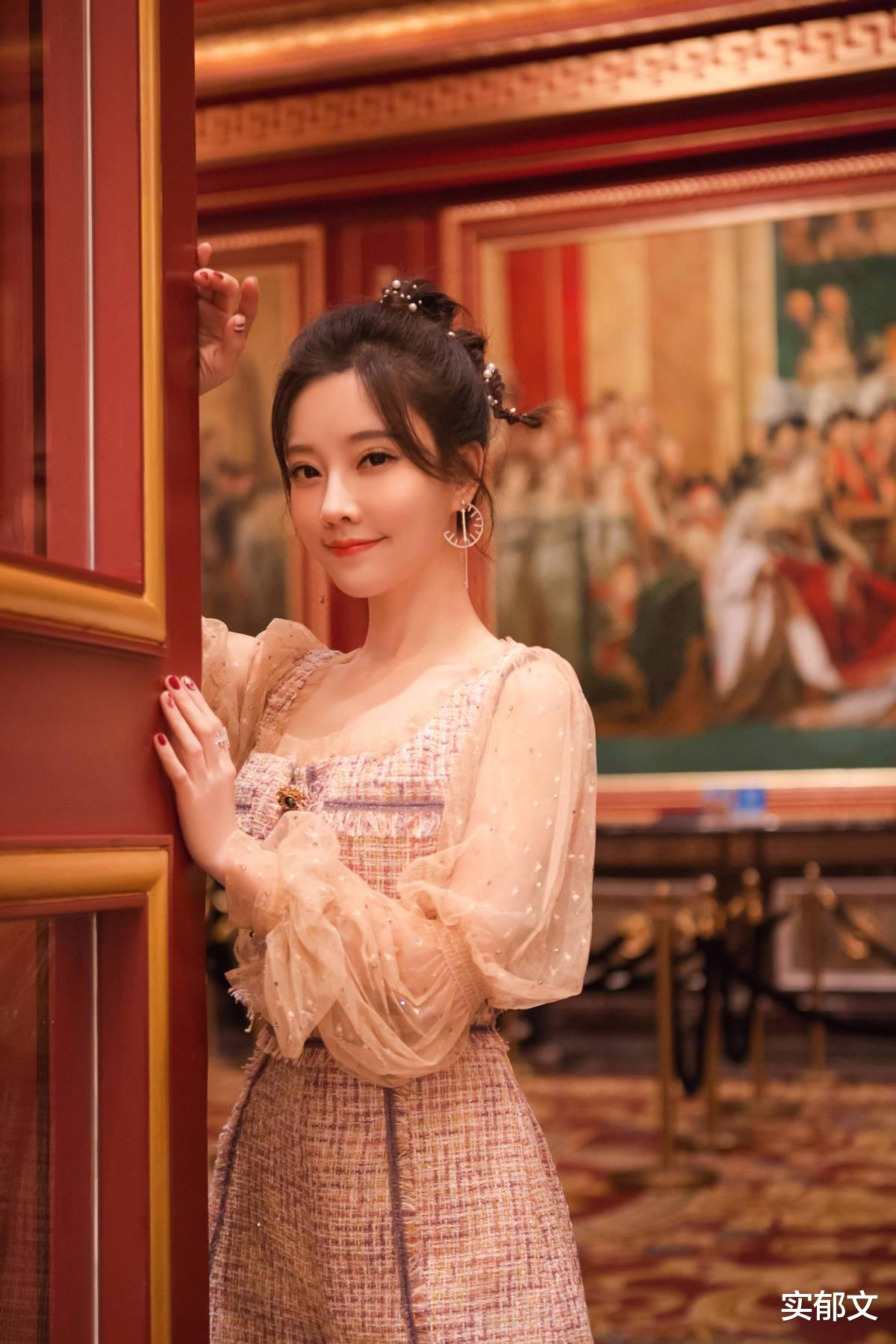 实郁文 甜妹模仿“老巫婆”吓坏众人！冯提莫不愧综艺小能手！