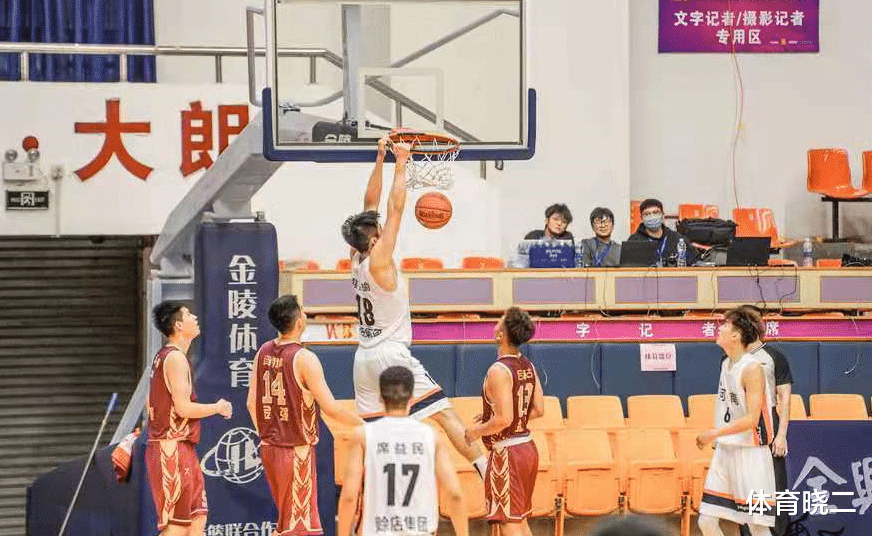 浙江男籃|29分26板！浙江2米22年輕內(nèi)線大爆發(fā)，易建聯(lián)終于后繼有人