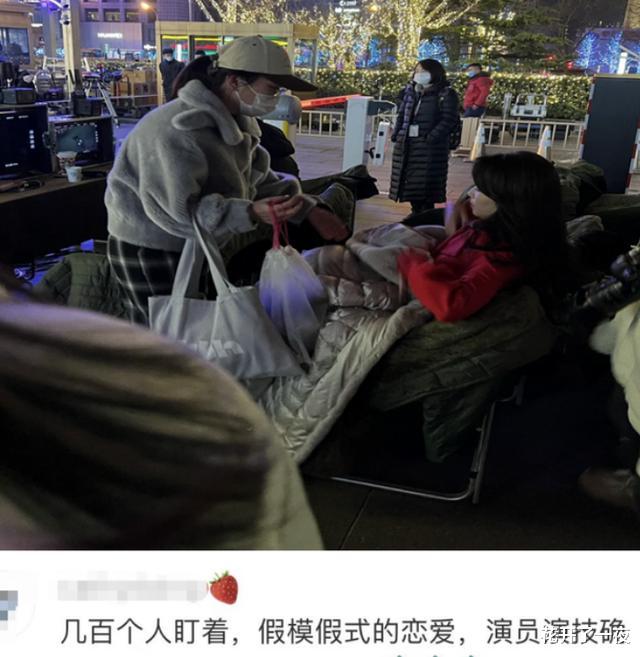 刘涛|邓超刘涛新剧路透，被几百个路人盯着谈恋爱，被赞心理素质太强