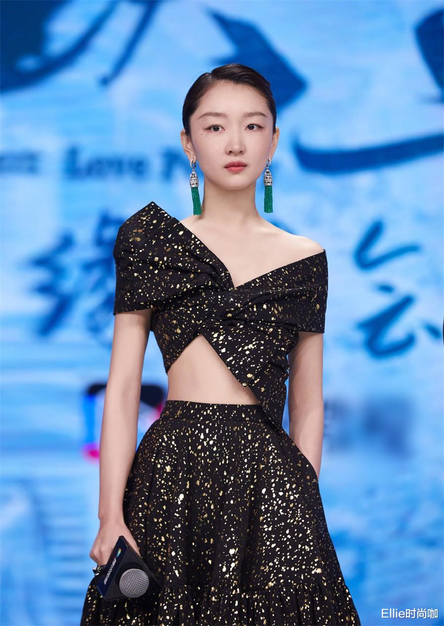 Ellie时尚咖|周冬雨身材“扁平”穿衣倒挺美，丝带裙轻松穿出高级感