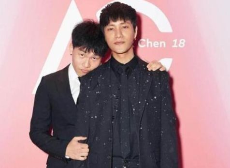 陈坤|陈坤儿子18岁了，长相浮现生母基因，长得像谁一目了然