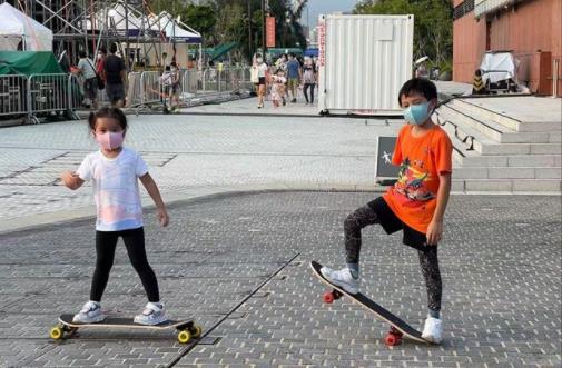 霍启刚|霍启刚留家带娃太任性！女儿发型凌乱不带护具，7岁儿子好帅气