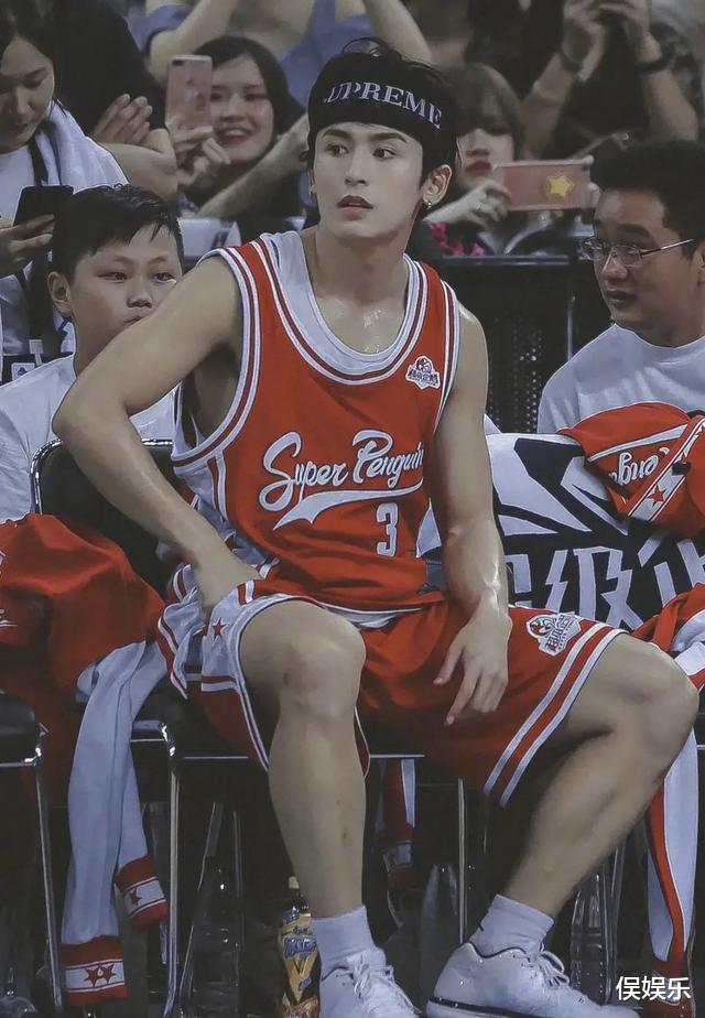 张哲瀚|张哲瀚身材上热搜，腰细臀翘太扎眼，得知背后原因：太心疼