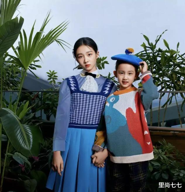 里尚七七|黄磊一家出游被偶遇，他首剪寸头认不出，三胎儿子正脸曝光太像爸