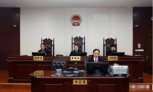 事故全球通 女子因感情不和提出离婚，被丈夫用刀扎伤强灌鼠药，没有人性！