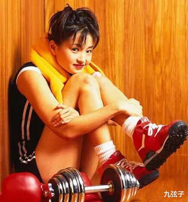 李绮红|李绮红：两拒黎明嫁洋人，巅峰时因病退隐，化身护士现在怎么样？