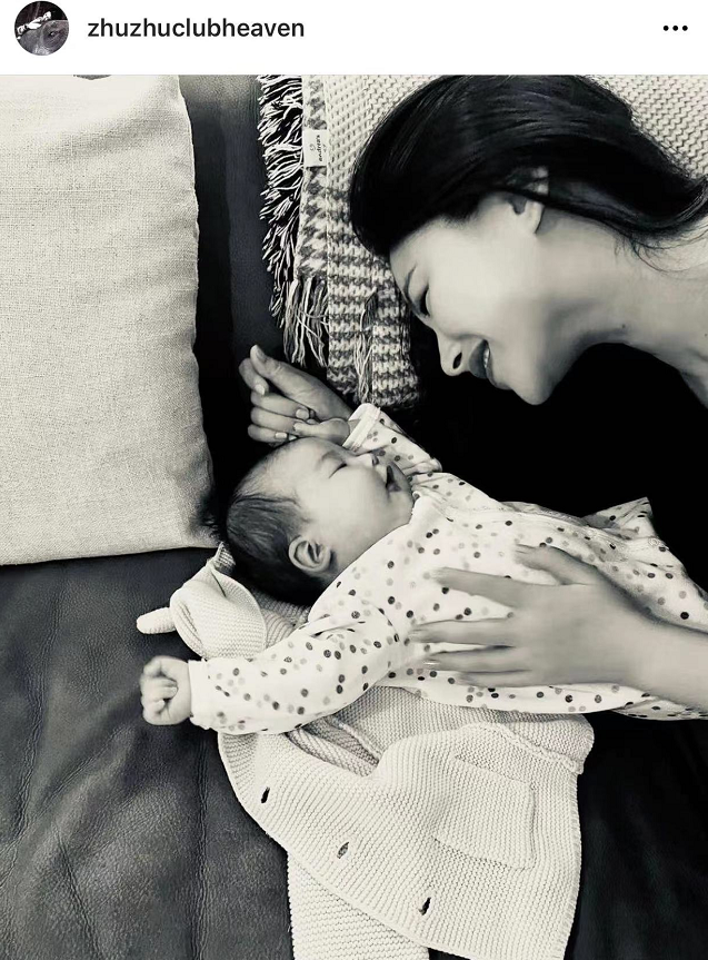 朱珠|朱珠产女两月近况曝光，穿紧身长裙大秀好身材，恢复之快令人惊讶