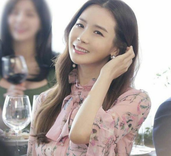 医美|圈内「素颜天花板」颜值大翻车，无数网友血书求她去做医美