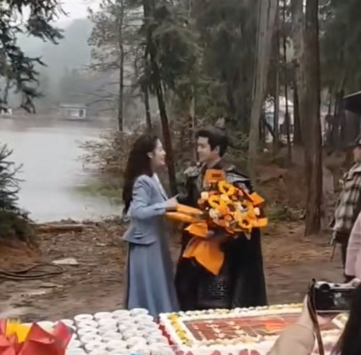 陈小纭|任嘉伦《请君》杀青，身穿铠甲军装帅气无敌，李沁送花拥抱告别