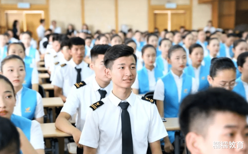 大学|分数线不高的三所大学，高考生抢着报名，毕业有机会拿到铁饭碗