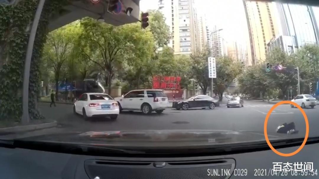 百态世间 成都路虎车主撞倒交警后驾车逃逸，正义奥迪车主加速追赶将其截停