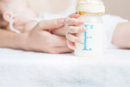 十月结晶母婴|宝宝奶粉开封一个月，到底能不能吃？育儿专家：别了吧！