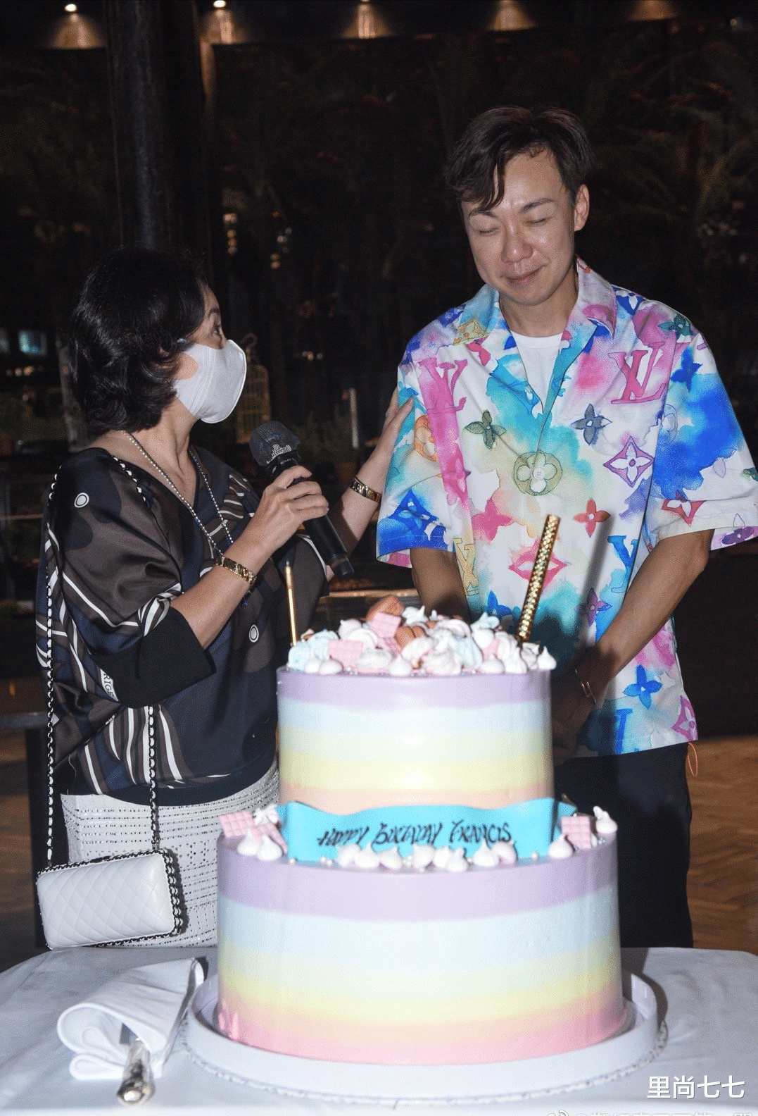 何超琼|何超琼为男友人庆生，亲密搂抱手把手切蛋糕，同框四太闺蜜好客气